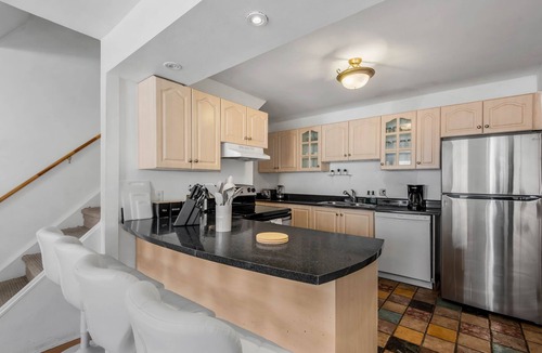 The Beaches Apartment | 2BR| Wifi| Workspace| Close to TTC| Parking