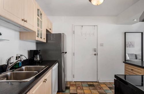 The Beaches Apartment | 2BR| Wifi| Workspace| Close to TTC| Parking
