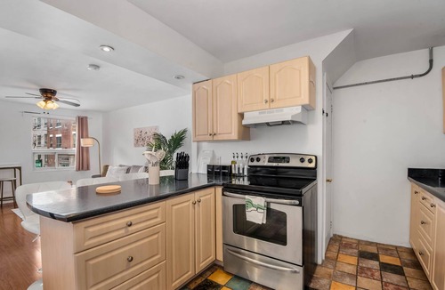The Beaches Apartment | 2BR| Wifi| Workspace| Close to TTC| Parking
