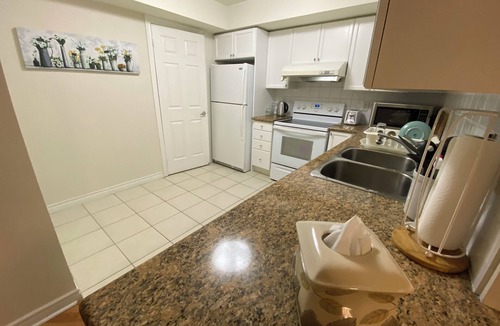 Downtown Mississauga Apartment | 2BR with balcony and free parking in Square One