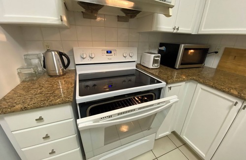 Downtown Mississauga Apartment | 2BR with balcony and free parking in Square One