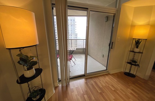 Downtown Mississauga Apartment | 2BR with balcony and free parking in Square One
