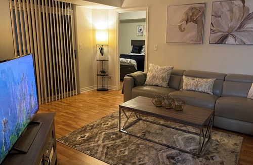 Downtown Mississauga Apartment | 2BR with balcony and free parking in Square One