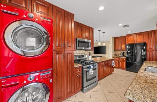 Spring Shadows House | 2BR with Movie Room I Pool I Easy Access to NRG