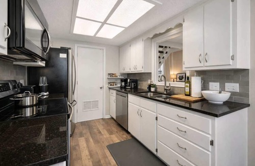 Lenexa House | 2BRCharmer Lenexa Sleeps 5 Pool Tennis FIFA FANS!