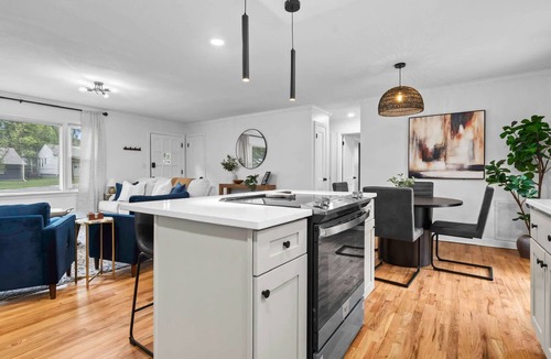 Fairway House | 2BRHome/Close to Plaza/Quiet Neighborhood