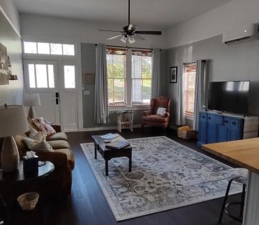 Natchez Apartment | 2feathers inn