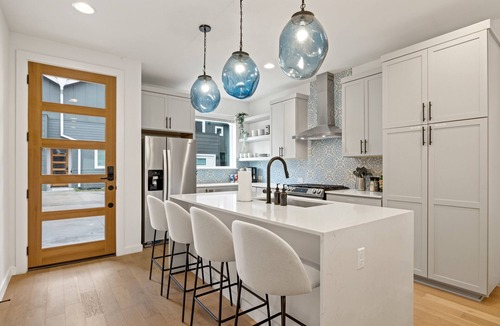 East MLK House | 2Home 9BR - 2 Heated Pools, Fire Pit + Epic Murals