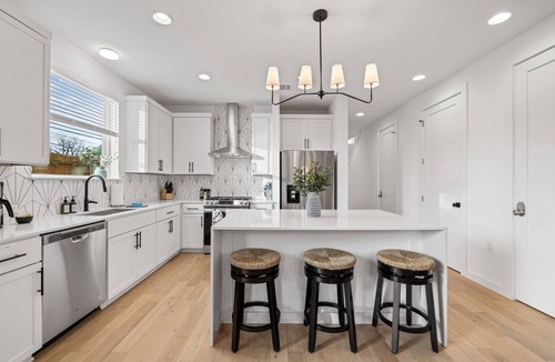 East MLK House | 2Home 9BR - 2 Heated Pools, Fire Pit + Epic Murals