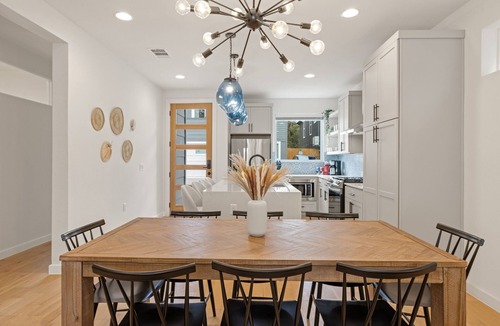 East MLK House | 2Home 9BR - 2 Heated Pools, Fire Pit + Epic Murals