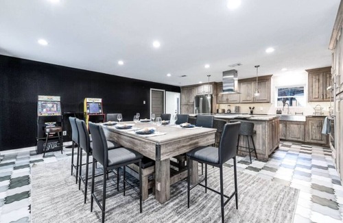 Cypress House | 2King Suites, HeatedPool, Arcade & Pickleball