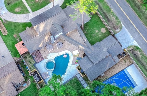 Cypress House | 2King Suites, HeatedPool, Arcade & Pickleball