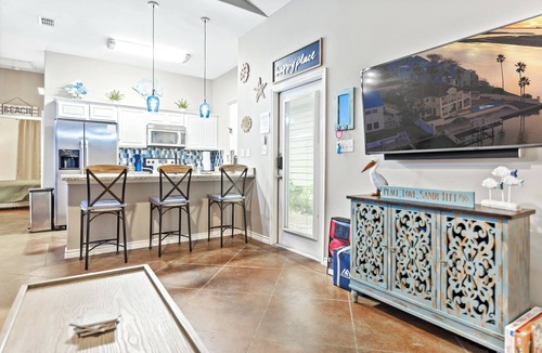 Corpus Christi Condo | 2KINGBed2Bath, sleeps 6. Pet friendly. Pool. Gas fire pit.