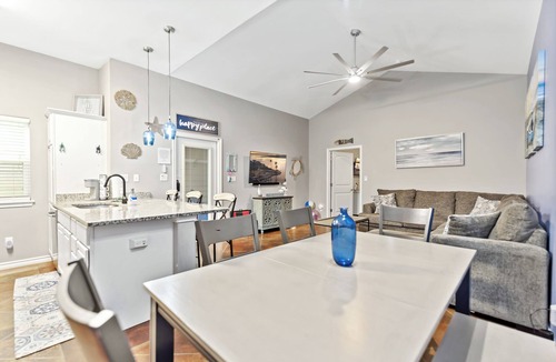 Corpus Christi Condo | 2KINGBed2Bath, sleeps 6. Pet friendly. Pool. Gas fire pit.