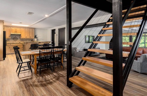Mead House | 2Kings 2Doubles - Boat Dock in Cozy Cove PetsAsk