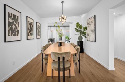 South Central Houston House | 2Linkd Suites, 6BR Ensuite, Slps20, Pool-Spa, Gated