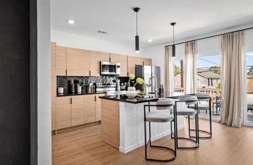 South Central Houston House | 2Linkd Suites, 6BR Ensuite, Slps20, Pool-Spa, Gated