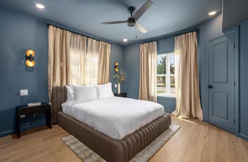 South Central Houston House | 2Linkd Suites, 6BR Ensuite, Slps20, Pool-Spa, Gated