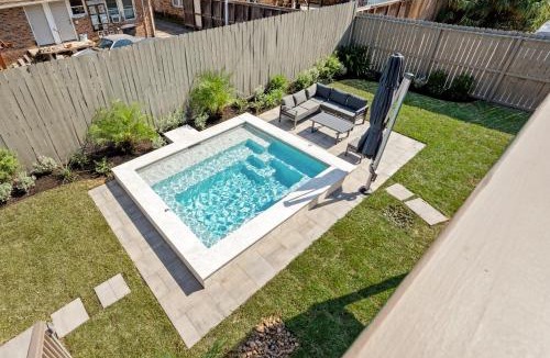 South Central Houston House | 2Linkd Suites, 6BR Ensuite, Slps20, Pool-Spa, Gated