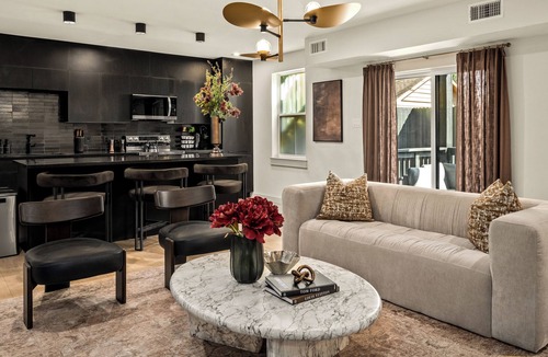 South Central Houston House | 2Linkd Suites 9BR Ensuite Slps21 Pool&Spa Gated
