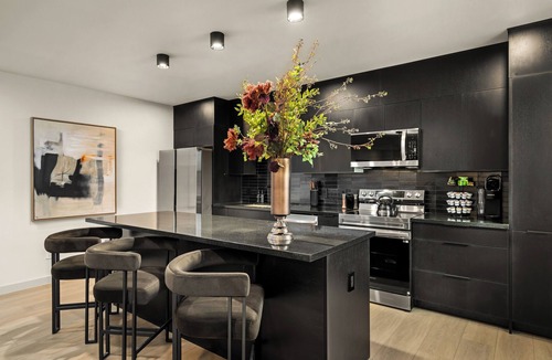 South Central Houston House | 2Linkd Suites 9BR Ensuite Slps21 Pool&Spa Gated