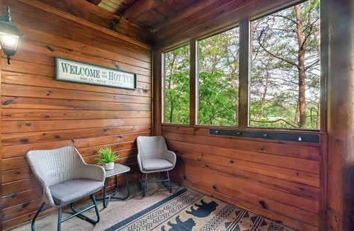 Pigeon Forge Cabin | 2mils Dollywood, HotTub, 2 BR Family Resort, SL 6