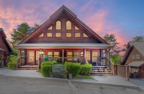 Pigeon Forge Cabin | 2mils Dollywood, HotTub, 2 BR Family Resort, SL 6