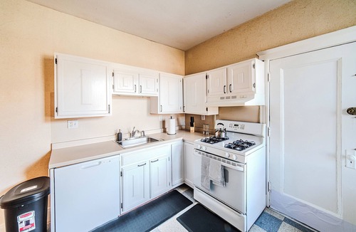 North Brookline Apartment | 2min->Coolidge&GreenT/King Bed/Full Kitchen/Arcade