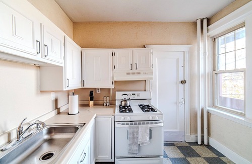 North Brookline Apartment | 2min->Coolidge&GreenT/King Bed/Full Kitchen/Arcade