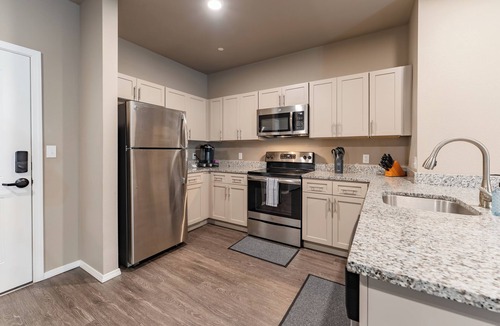 Springfield Apartment | 2nd Floor Apt + Amenities - South Springfield