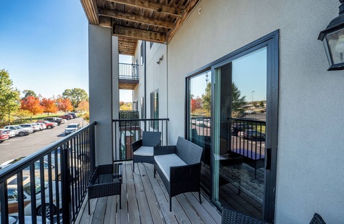 Springfield Apartment | 2nd Floor Apt + Amenities - South Springfield