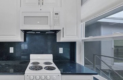 Central Sarasota Apartment | 2nd floor Apt C. 1 mile from waterfront and downtown. Just 2 miles from beach!