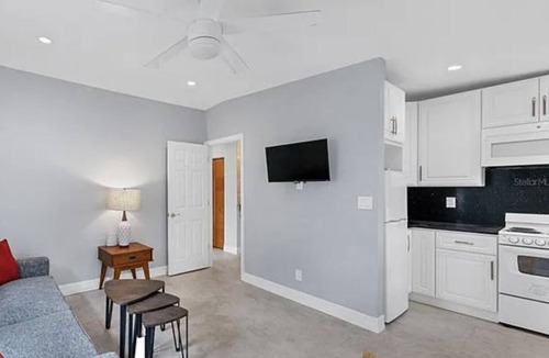 Central Sarasota Apartment | 2nd floor Apt C. 1 mile from waterfront and downtown. Just 2 miles from beach!