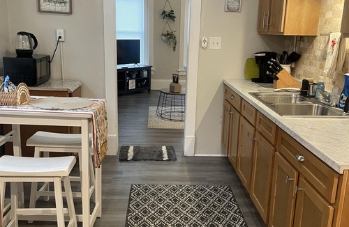 Downtown Buffalo Apartment | 2nd. Floor Cozy Buffalo Medical Corridor Apartment. Parking