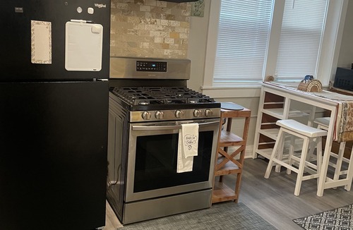 Downtown Buffalo Apartment | 2nd. Floor Cozy Buffalo Medical Corridor Apartment. Parking