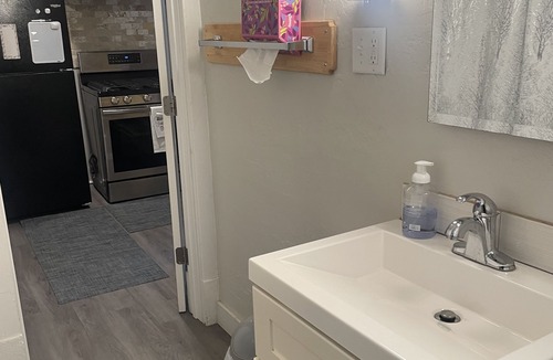 Downtown Buffalo Apartment | 2nd. Floor Cozy Buffalo Medical Corridor Apartment. Parking