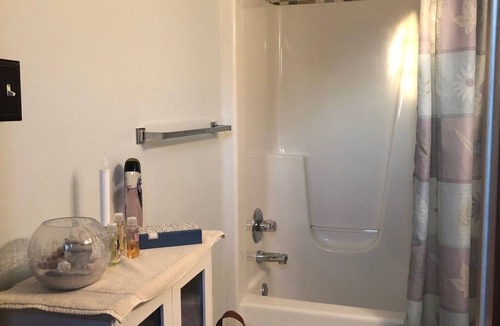 Milford Bed & Breakfast | 2nd-floor guestroom with attached bath