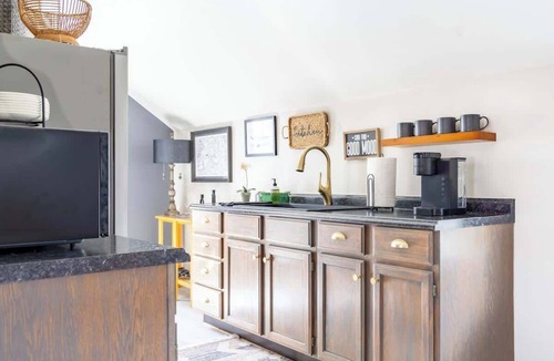 La Grange House | 2nd Floor Loft Across from Ice Plant | The Otis