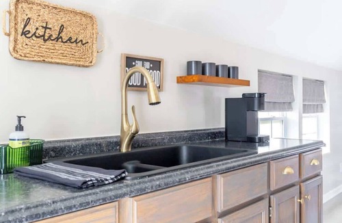 La Grange House | 2nd Floor Loft Across from Ice Plant | The Otis
