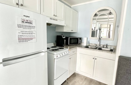 Atlantic Beach Condo | 2nd Floor Ocean View Condo Private Beach Access Pool Kitchen Pet-Friendly