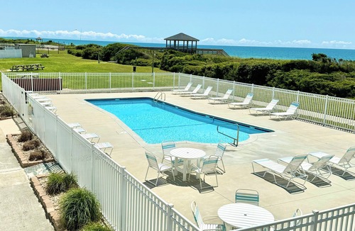 Atlantic Beach Condo | 2nd Floor Ocean View Condo Private Beach Access Pool Kitchen Pet-Friendly