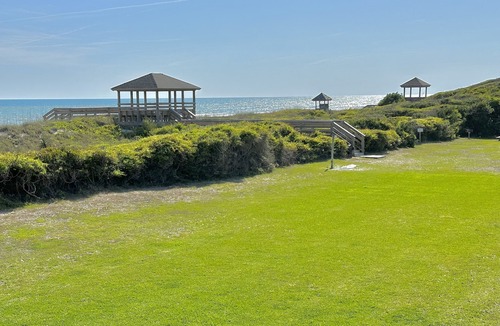 Atlantic Beach Condo | 2nd Floor Ocean View Condo Private Beach Access Pool Kitchen Pet-Friendly
