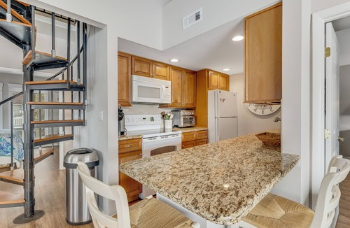 Bethany Beach Condo | 2nd-floor Sea Colony Tennis condo with pool, sauna & basketball court