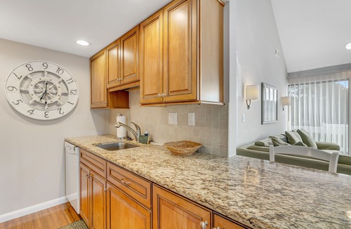 Bethany Beach Condo | 2nd-floor Sea Colony Tennis condo with pool, sauna & basketball court