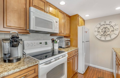 Bethany Beach Condo | 2nd-floor Sea Colony Tennis condo with pool, sauna & basketball court