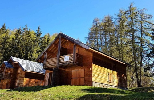 La Joue du Loup Apartment | 2nd floor, view mountain, swimming pool, terrace, parking, tv, ski locker, 27m², La Joue du Loup