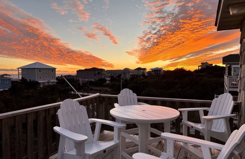 Emerald Isle House | 2nd ROW. See/Hear the Ocean, 1 Min to the Surf. FLEX STAYS AVAILABLE.