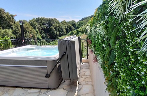 Montaleigne Apartment | 2p with private jacuzzi in lower villa surrounded by greenery, near Nice