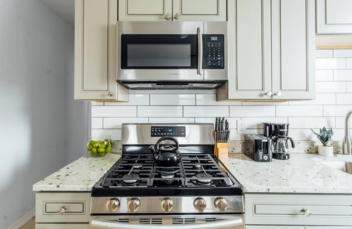 Logan Square Apartment | 2R- ❤️ Stylish and Cozy 2BR in Logan Square!