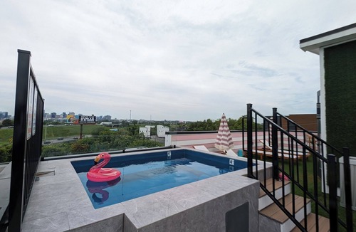 Katie Hill Neighborhood House | 2SBSide Homes 8 Bedrooms, Ultra Heated Rooftop Pools,Arcade,Elevator, Sleeps 23!